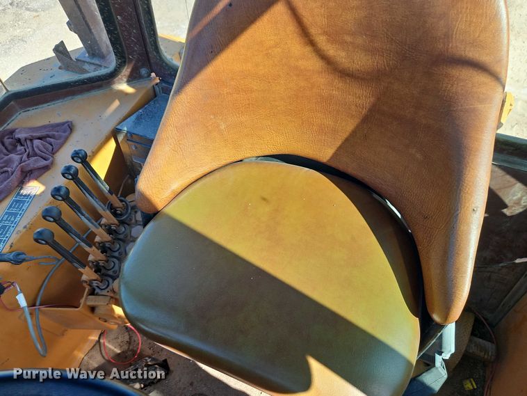 image for item EB8032 1993 Case 480F LL landscape tractor