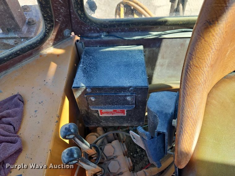 image for item EB8032 1993 Case 480F LL landscape tractor