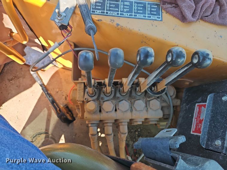 image for item EB8032 1993 Case 480F LL landscape tractor