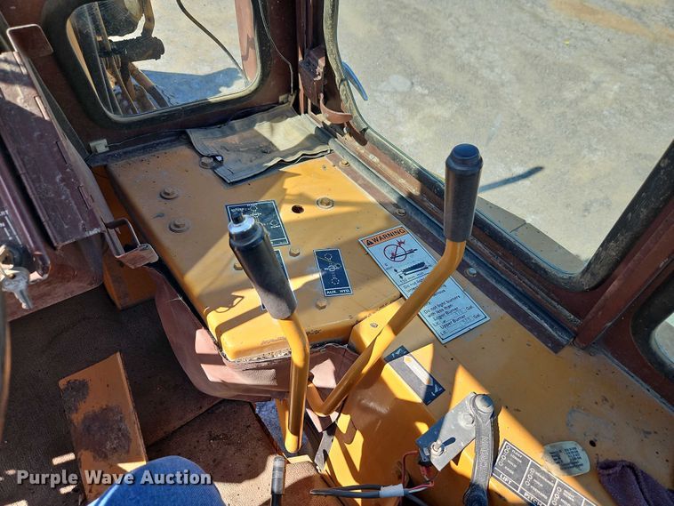 image for item EB8032 1993 Case 480F LL landscape tractor