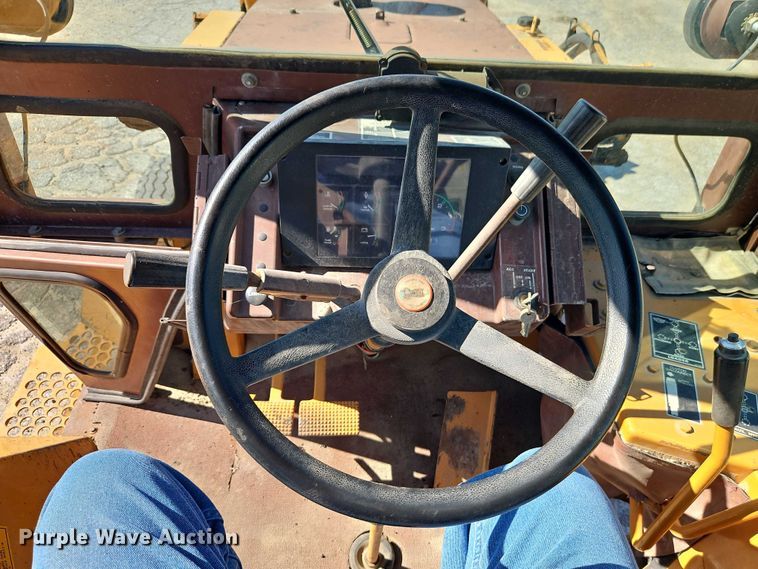 image for item EB8032 1993 Case 480F LL landscape tractor