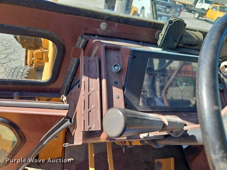 image for item EB8032 1993 Case 480F LL landscape tractor