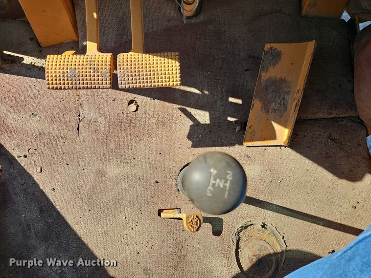 image for item EB8032 1993 Case 480F LL landscape tractor