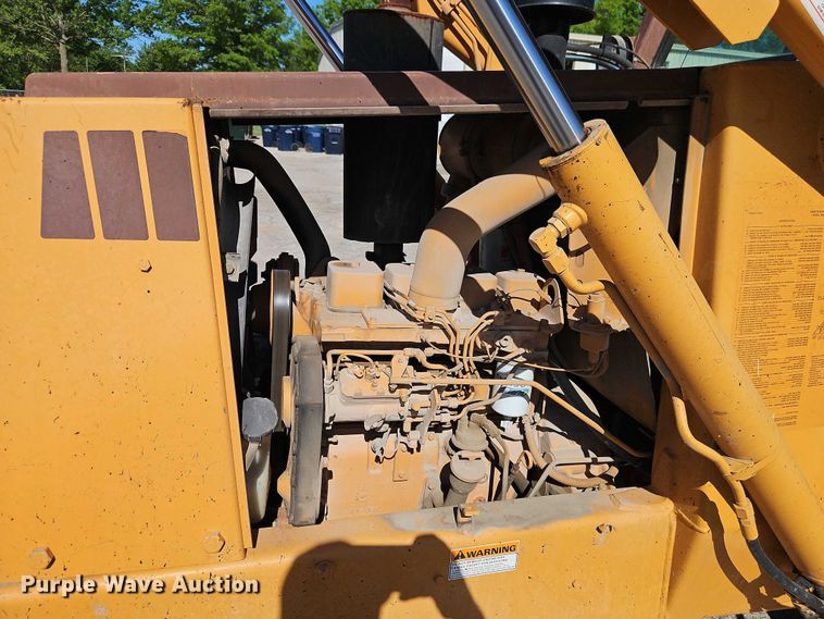 image for item EB8032 1993 Case 480F LL landscape tractor