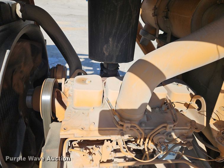 image for item EB8032 1993 Case 480F LL landscape tractor