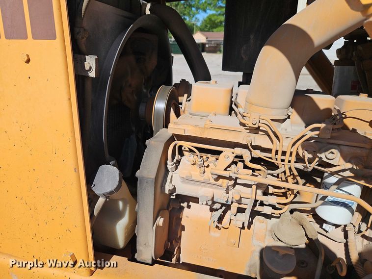 image for item EB8032 1993 Case 480F LL landscape tractor