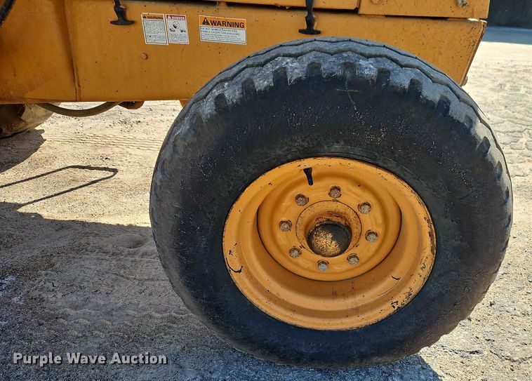 image for item EB8032 1993 Case 480F LL landscape tractor