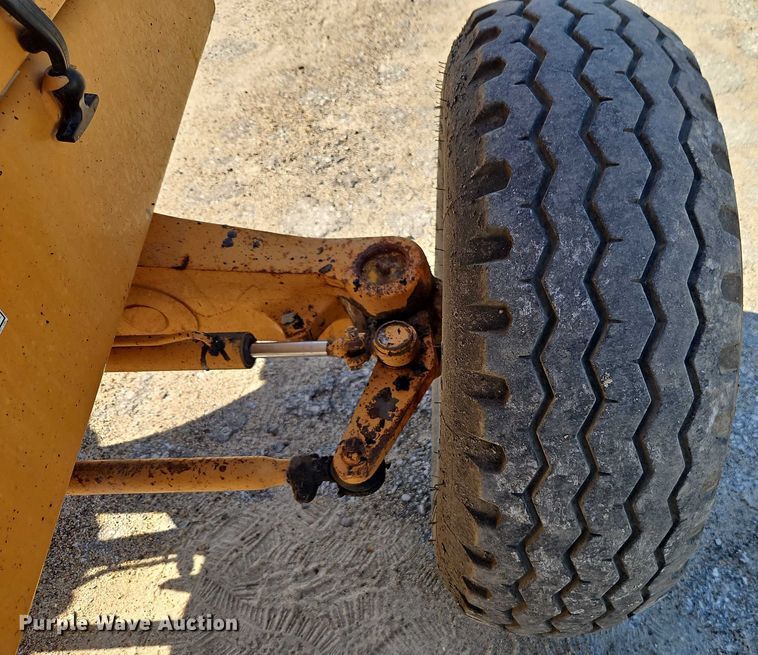 image for item EB8032 1993 Case 480F LL landscape tractor