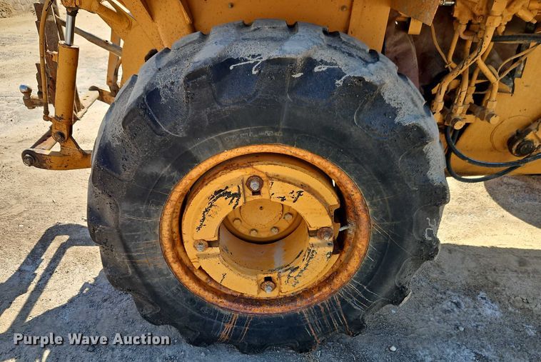 image for item EB8032 1993 Case 480F LL landscape tractor