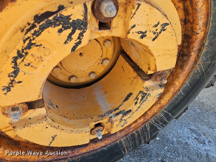 image for item EB8032 1993 Case 480F LL landscape tractor