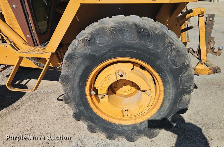 image for item EB8032 1993 Case 480F LL landscape tractor