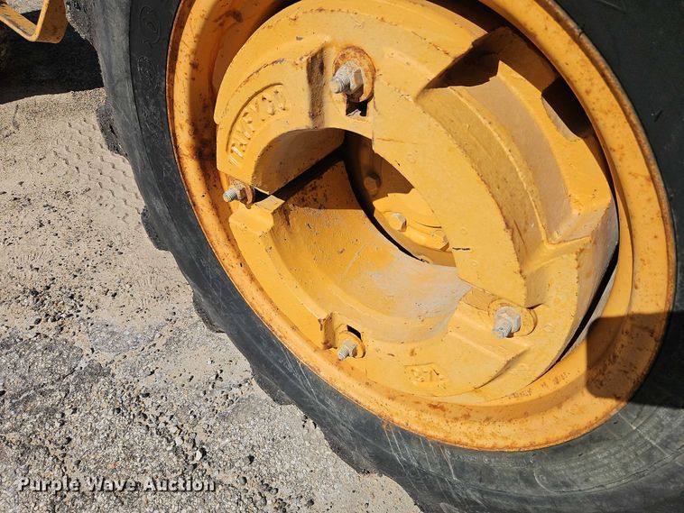 image for item EB8032 1993 Case 480F LL landscape tractor