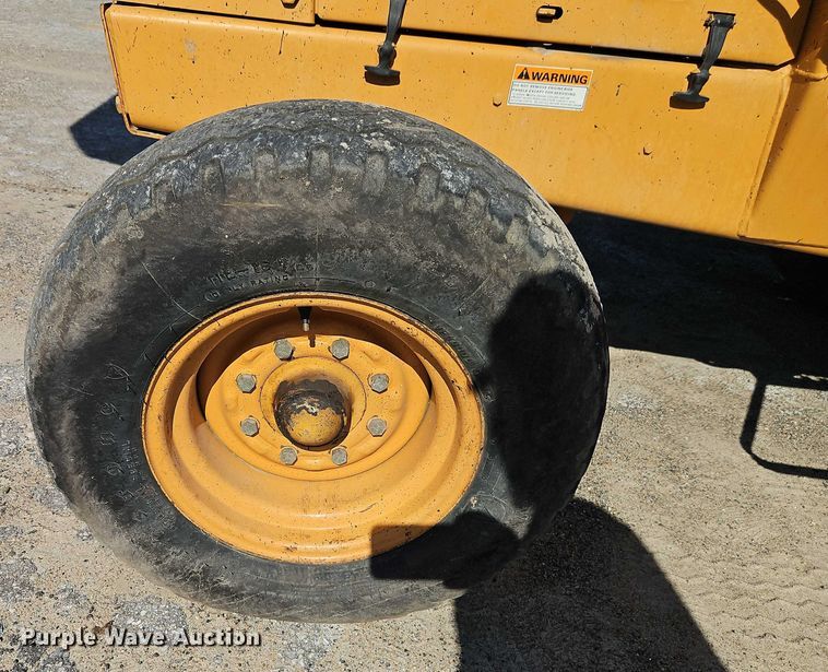 image for item EB8032 1993 Case 480F LL landscape tractor