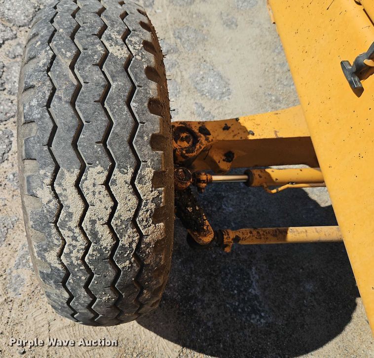 image for item EB8032 1993 Case 480F LL landscape tractor