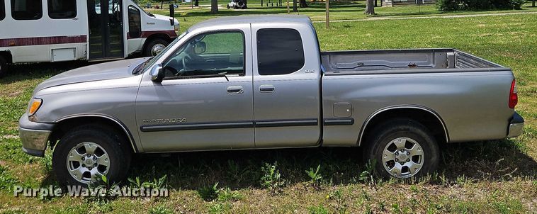 image for item EB8035 2002 Toyota Tundra Access Cab pickup truck