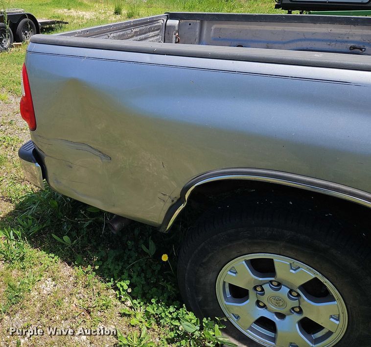 image for item EB8035 2002 Toyota Tundra Access Cab pickup truck