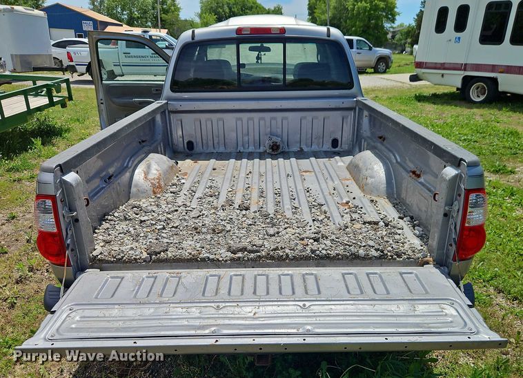 image for item EB8035 2002 Toyota Tundra Access Cab pickup truck