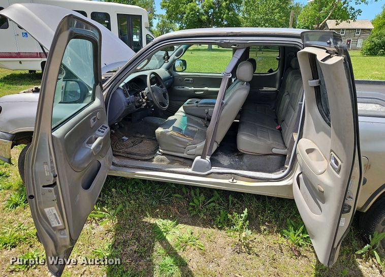 image for item EB8035 2002 Toyota Tundra Access Cab pickup truck