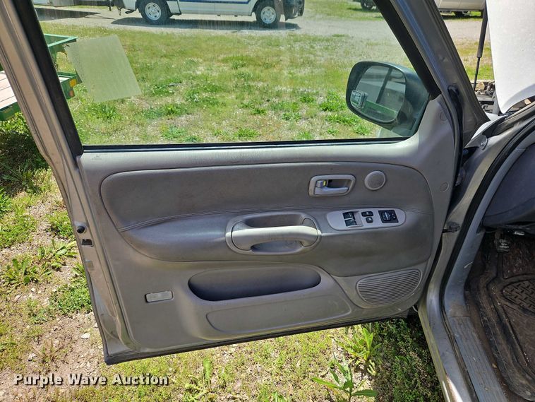 image for item EB8035 2002 Toyota Tundra Access Cab pickup truck