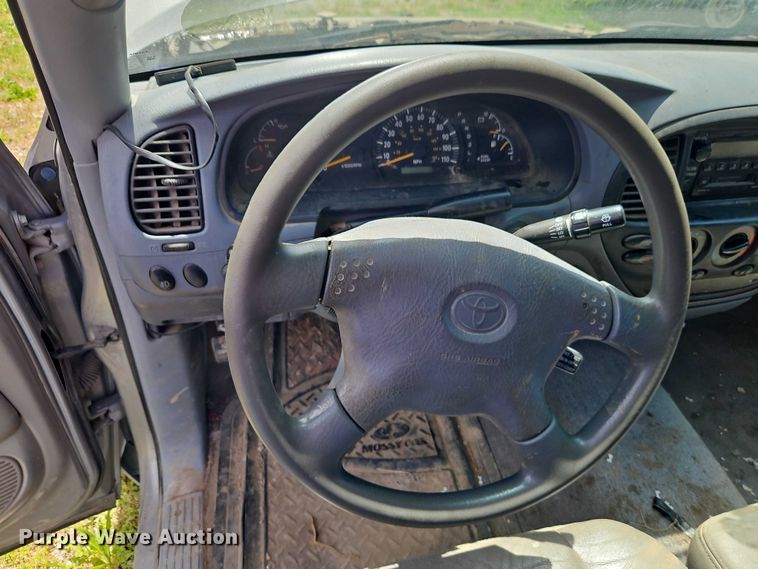 image for item EB8035 2002 Toyota Tundra Access Cab pickup truck