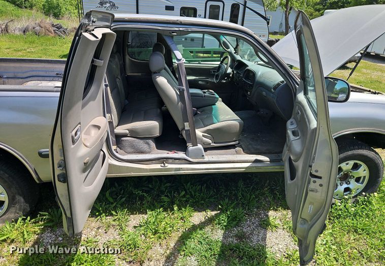 image for item EB8035 2002 Toyota Tundra Access Cab pickup truck