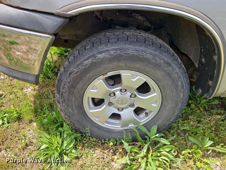 image for item EB8035 2002 Toyota Tundra Access Cab pickup truck