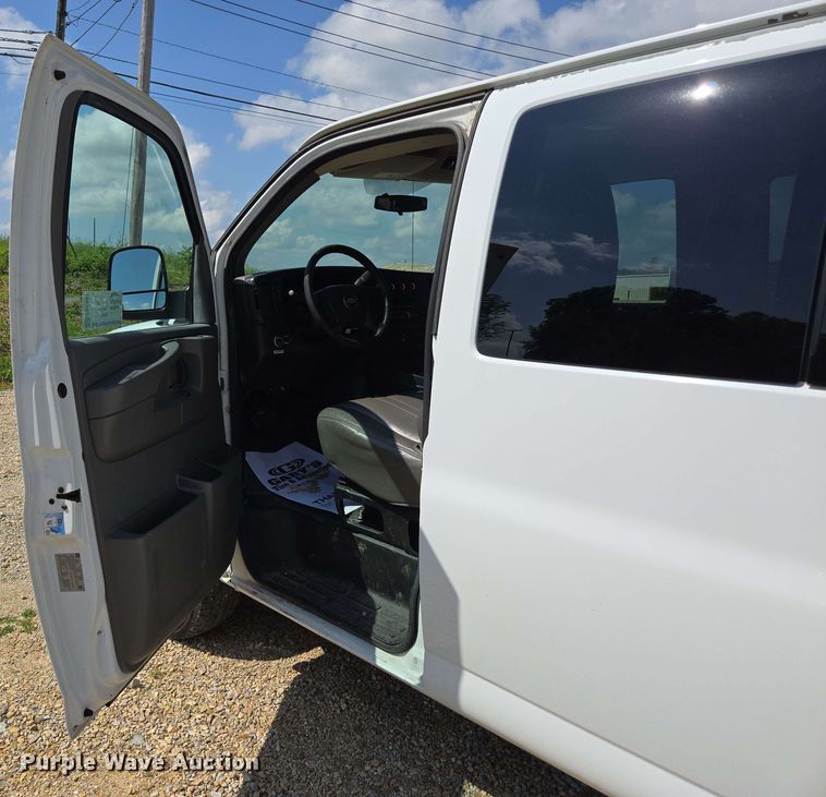 image for item ED1981 2013 Chevrolet Express 3500  van