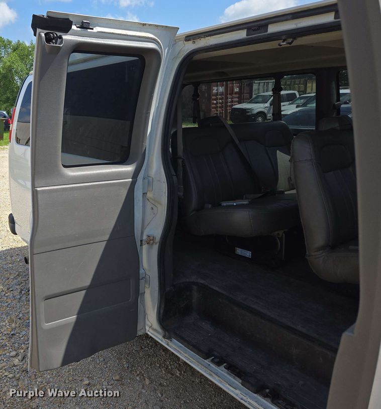 image for item ED1981 2013 Chevrolet Express 3500  van