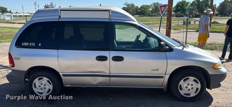 image for item EG6448 2000 Dodge Caravan van