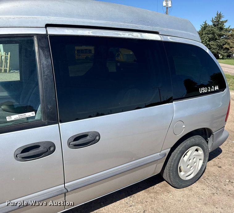 image for item EG6448 2000 Dodge Caravan van