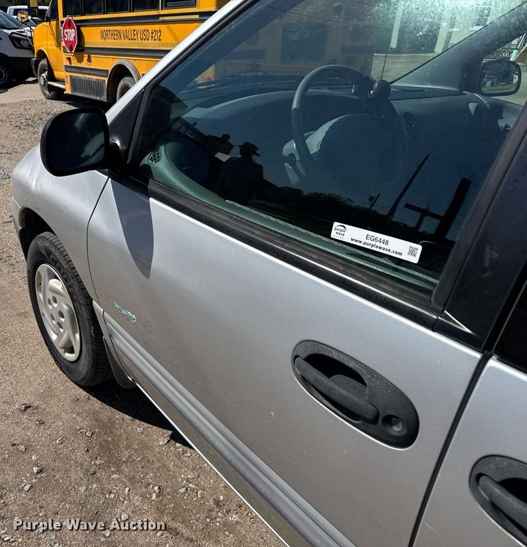 image for item EG6448 2000 Dodge Caravan van