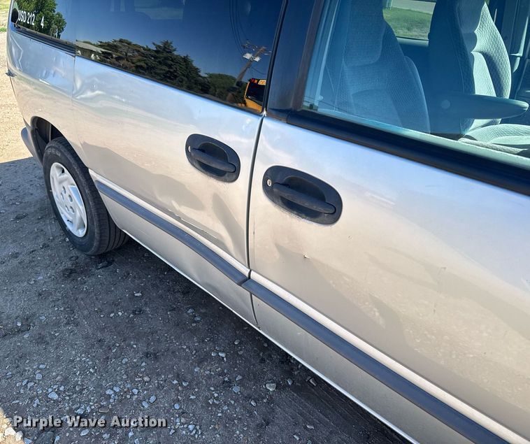 image for item EG6448 2000 Dodge Caravan van