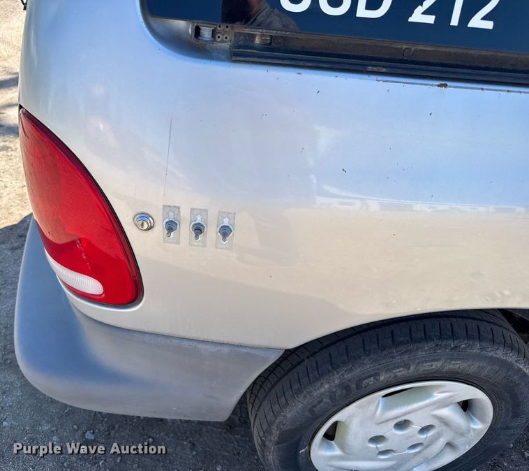 image for item EG6448 2000 Dodge Caravan van