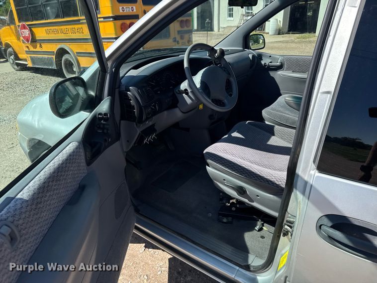 image for item EG6448 2000 Dodge Caravan van