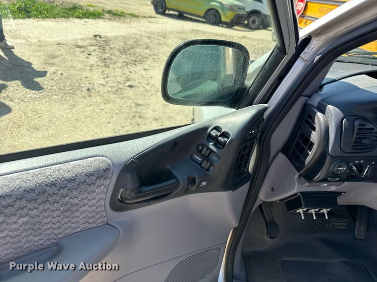 image for item EG6448 2000 Dodge Caravan van