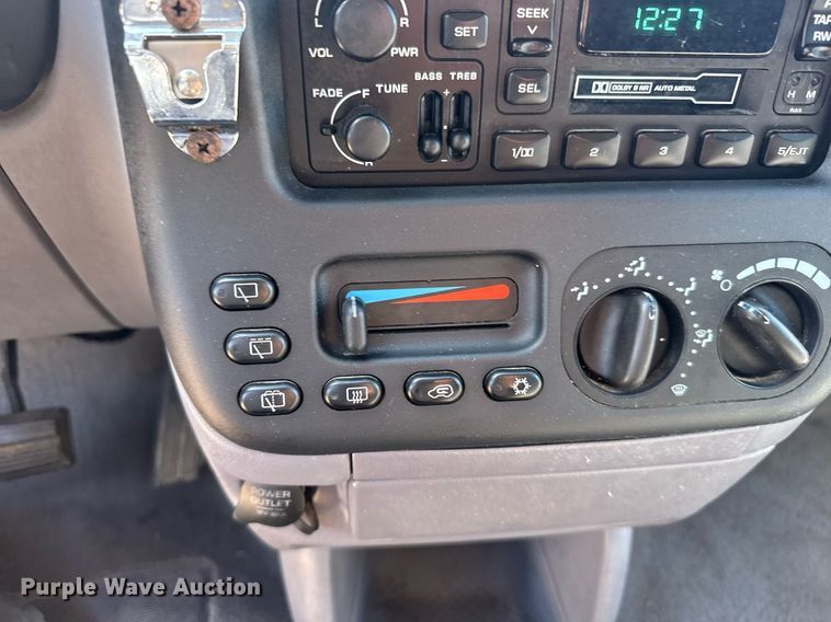 image for item EG6448 2000 Dodge Caravan van