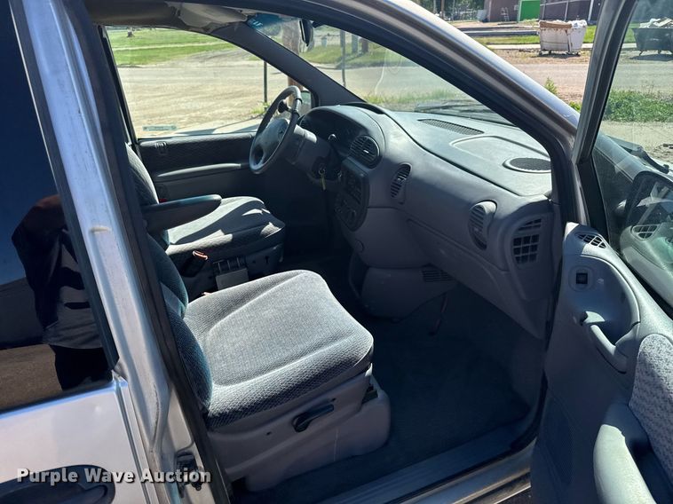 image for item EG6448 2000 Dodge Caravan van