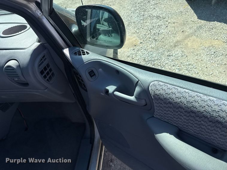 image for item EG6448 2000 Dodge Caravan van