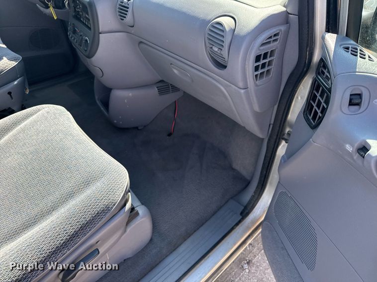 image for item EG6448 2000 Dodge Caravan van