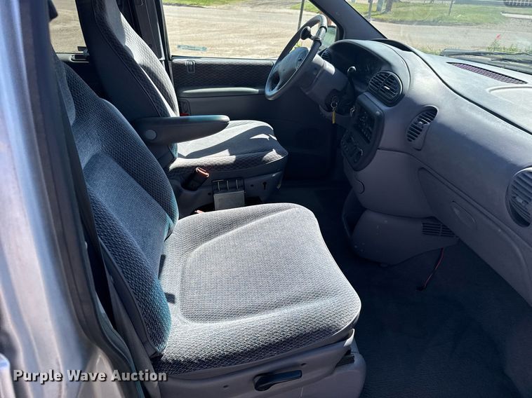 image for item EG6448 2000 Dodge Caravan van