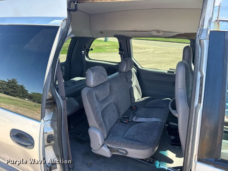 image for item EG6448 2000 Dodge Caravan van