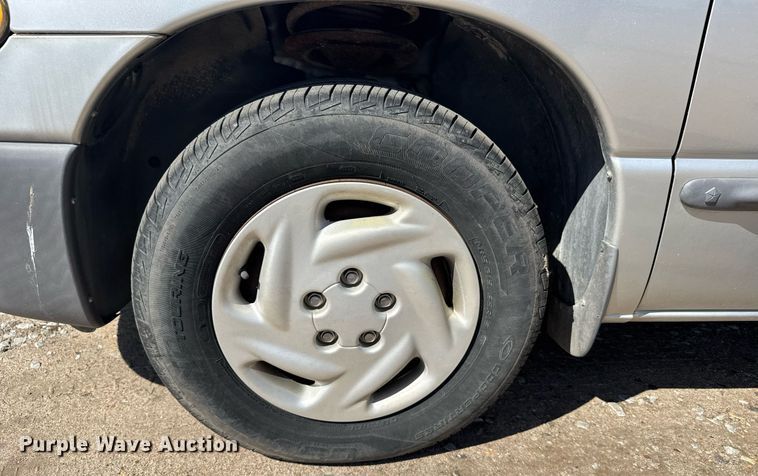 image for item EG6448 2000 Dodge Caravan van