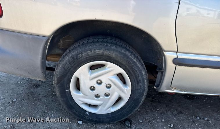 image for item EG6448 2000 Dodge Caravan van