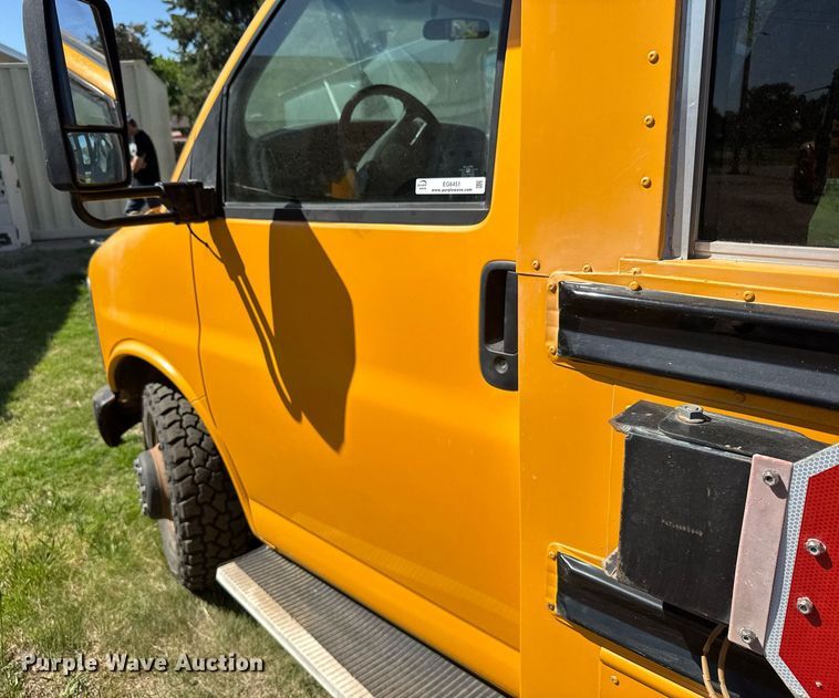 image for item EG6451 2000 Chevrolet Express 3500 school bus