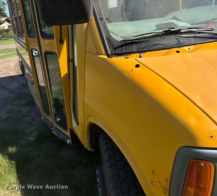 image for item EG6451 2000 Chevrolet Express 3500 school bus
