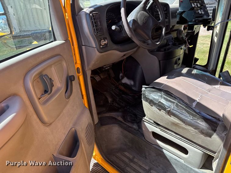 image for item EG6451 2000 Chevrolet Express 3500 school bus