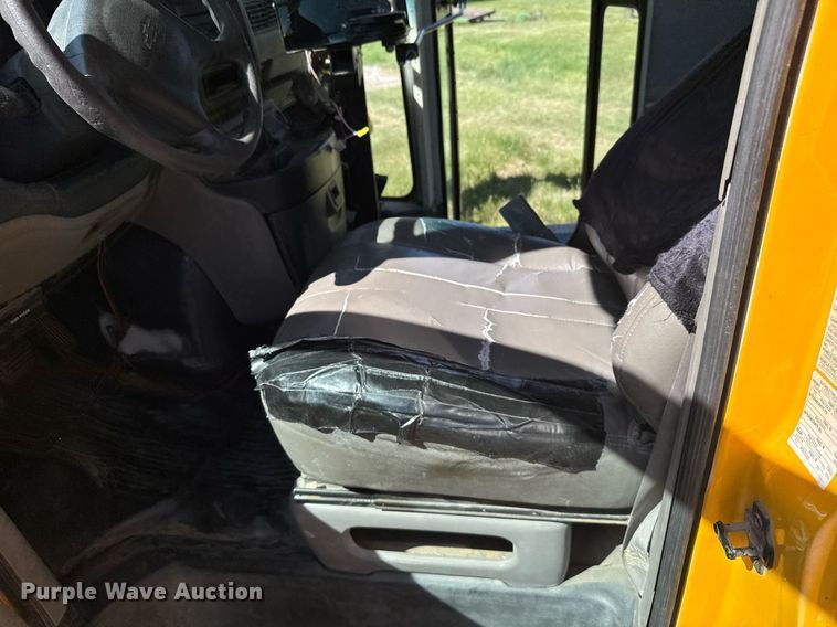 image for item EG6451 2000 Chevrolet Express 3500 school bus