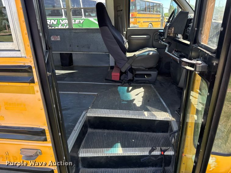 image for item EG6451 2000 Chevrolet Express 3500 school bus
