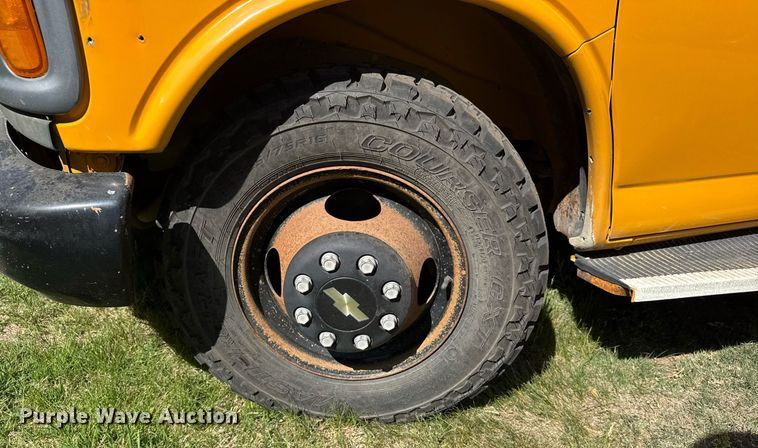 image for item EG6451 2000 Chevrolet Express 3500 school bus