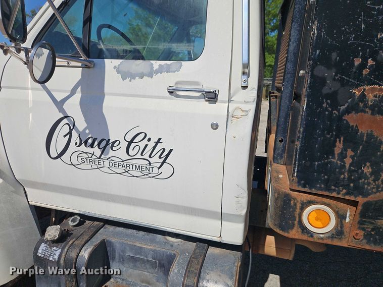 image for item EJ0035 1995 Ford F700 dump flatbed truck